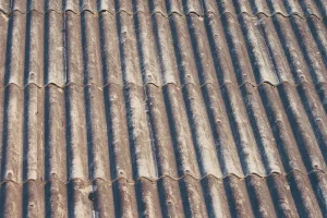 Azbestová vlnovka na streche